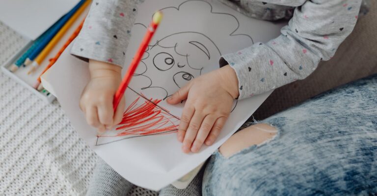 Kind malt ein Ausmalbild — Foto von kaboompics auf Pexels